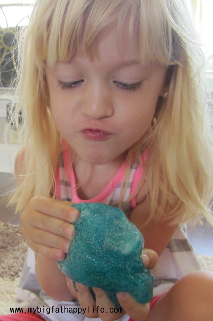 Imaginative Play: How to Make Glitter Slime | mybigfathappylife.com