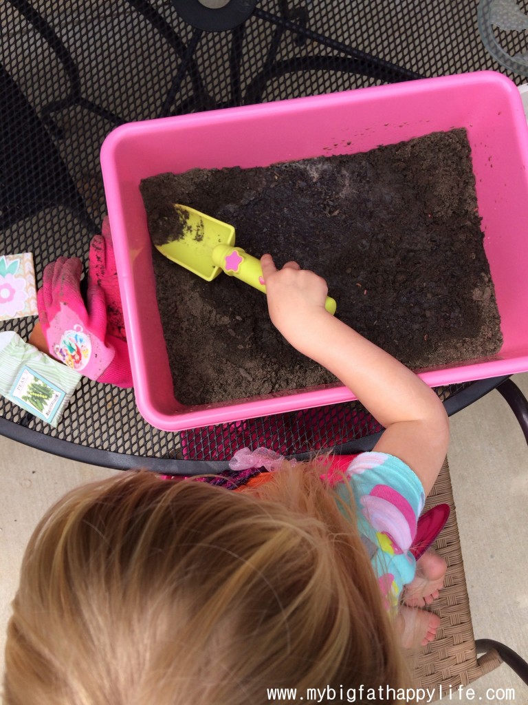 Garden Imaginative Play #playmatters | mybigfathappylife.com