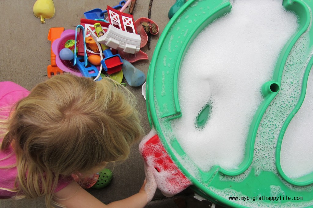 Outdoor Play: Washing Station #playmatters | mybigfathappylife.com