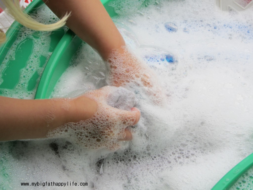 Outdoor Play: Washing Station #playmatters | mybigfathappylife.com