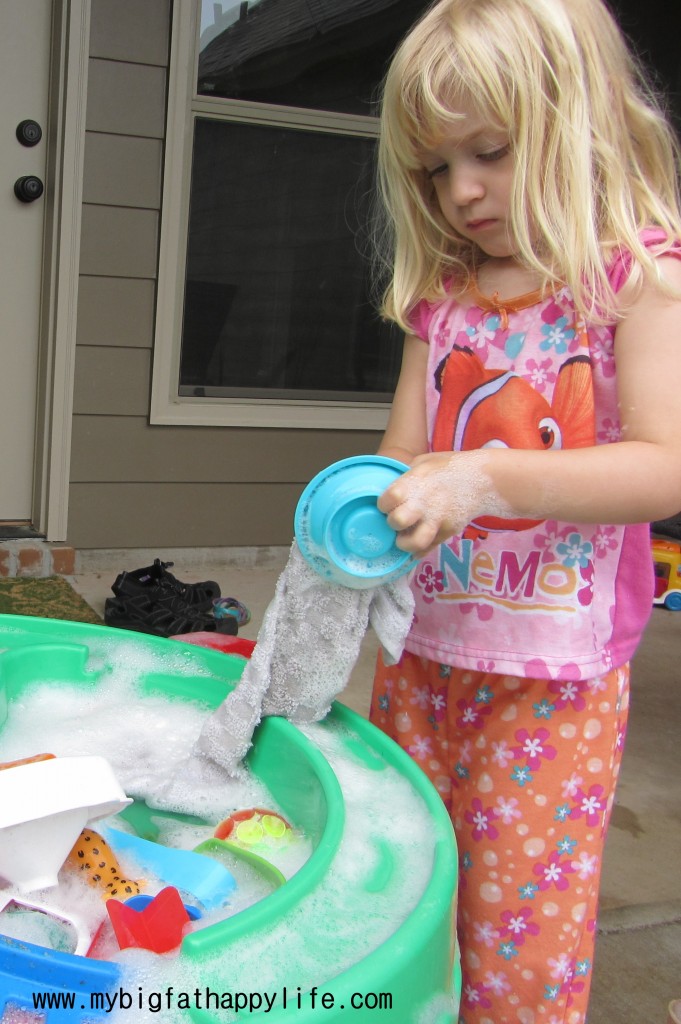 Outdoor Play: Washing Station #playmatters | mybigfathappylife.com