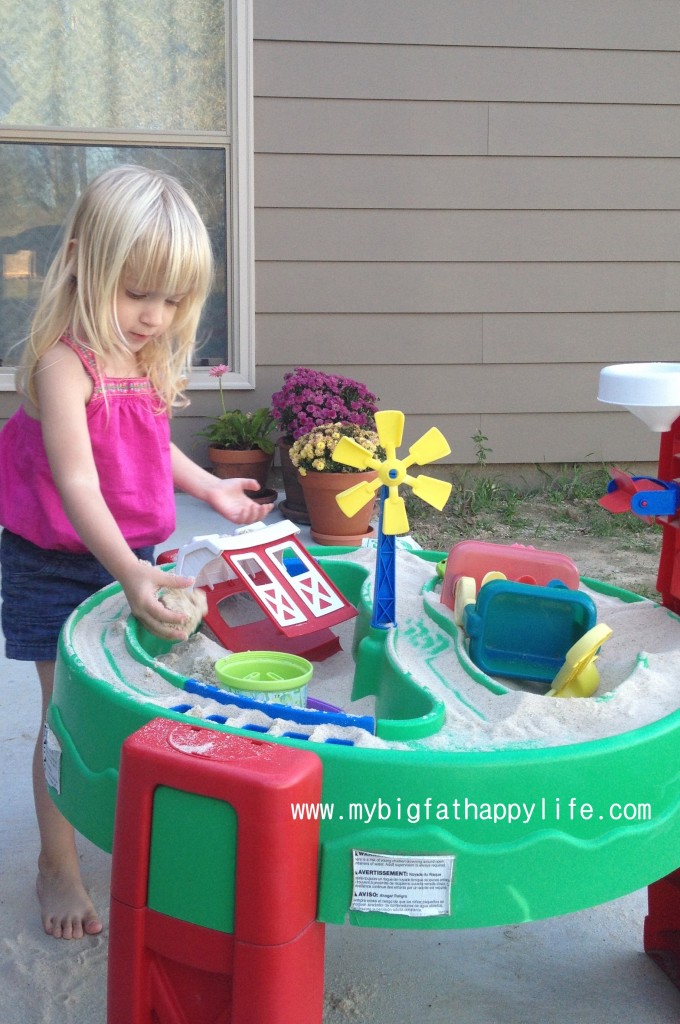 5 Ways to Use Your Water Table #kidsactivities #outsidefun #outdoorplay | mybigfathappylife.com