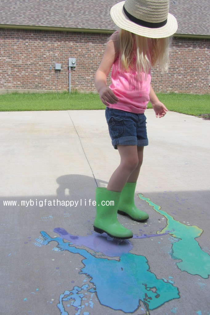Exploding Chalk Paint #chalk #scienceexperiment #messyplay | mybigfathappylife.com
