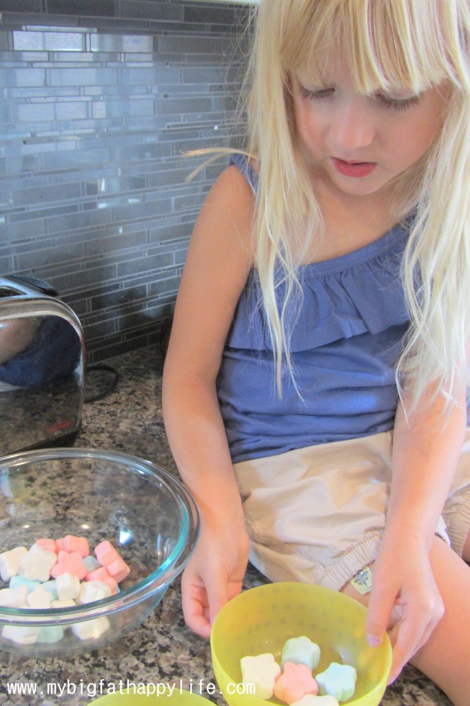 How to Make Marshmallow Playdough #playdough #artsandcrafts #homemade | mybigfathappylife.com
