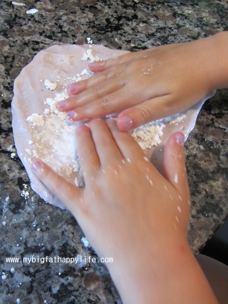 How to Make Marshmallow Playdough #playdough #artsandcrafts #homemade | mybigfathappylife.com