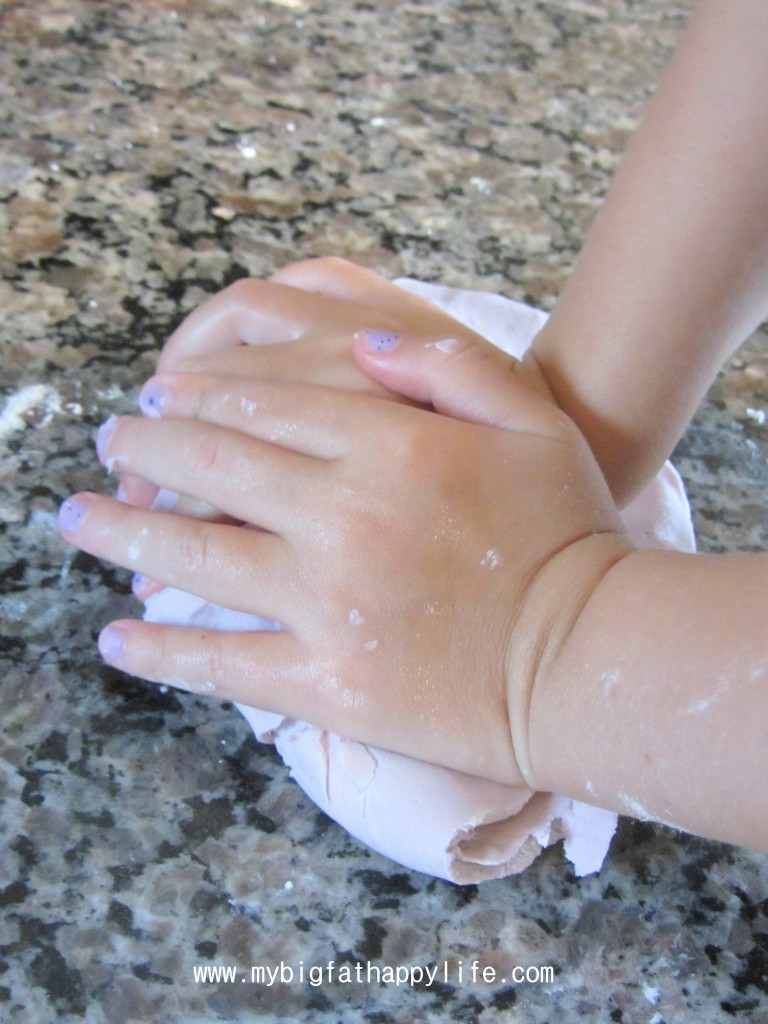 How to Make Marshmallow Playdough #playdough #artsandcrafts #homemade | mybigfathappylife.com