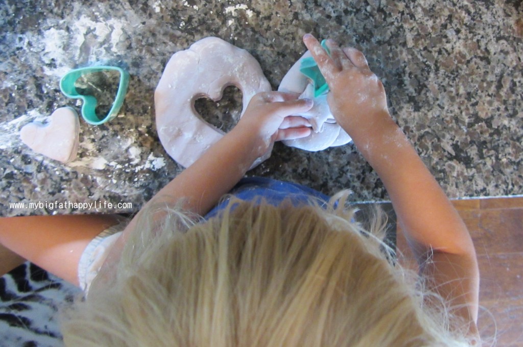 How to Make Marshmallow Playdough #playdough #artsandcrafts #homemade | mybigfathappylife.com