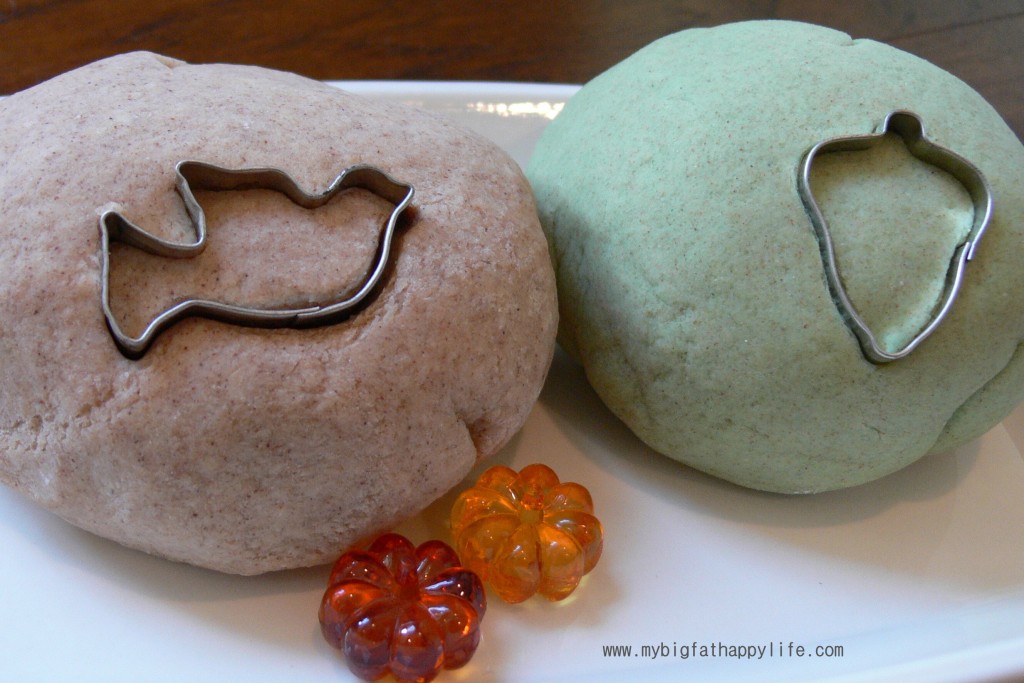 How to Make Fall Scented Playdough #kidsartsandcrafts #playdough #fall #autumn | mybigfathappylife.com