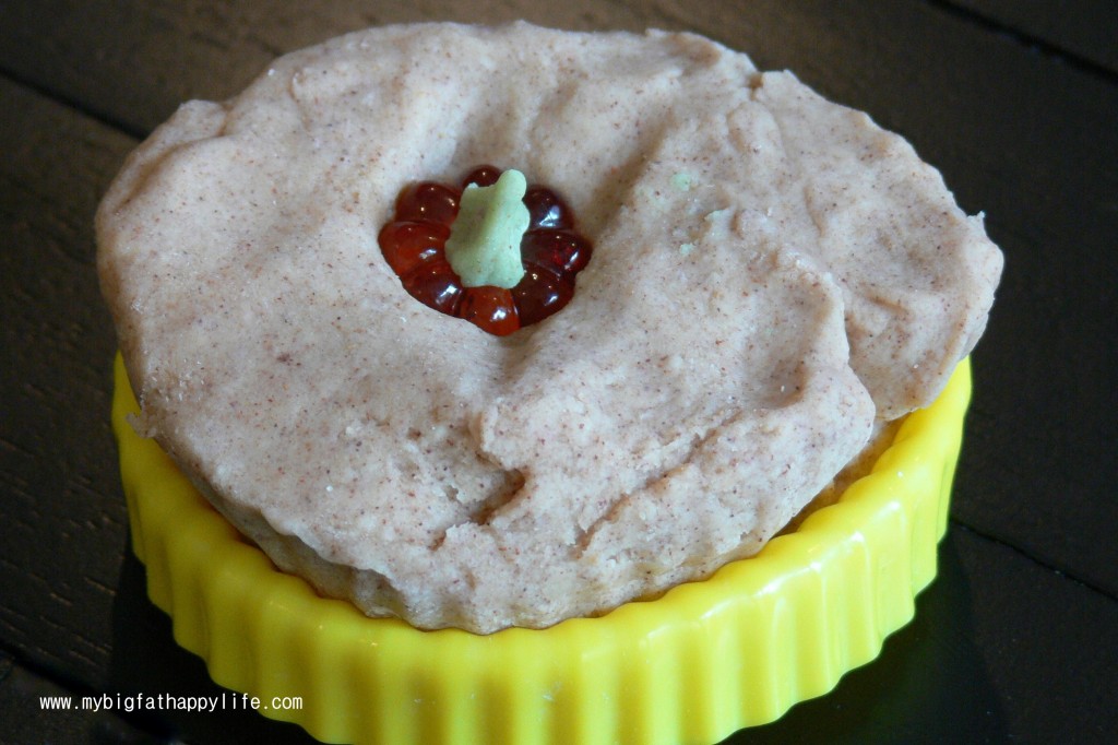 How to Make Fall Scented Playdough #kidsartsandcrafts #playdough #fall #autumn | mybigfathappylife.com