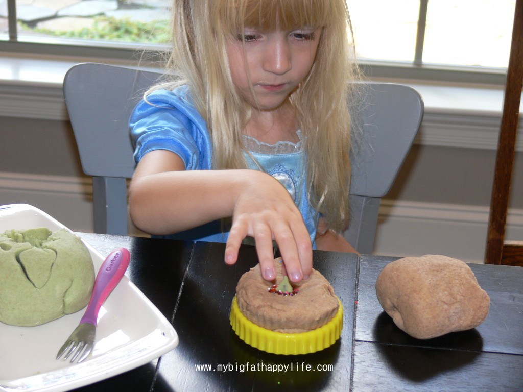 How to Make Fall Scented Playdough #kidsartsandcrafts #playdough #fall #autumn | mybigfathappylife.com