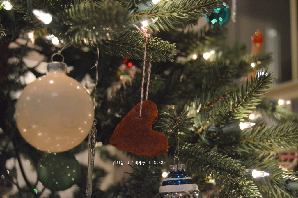 How to Make Cinnamon Applesauce Ornaments #DIY #Christmas | mybigfathappylife.com