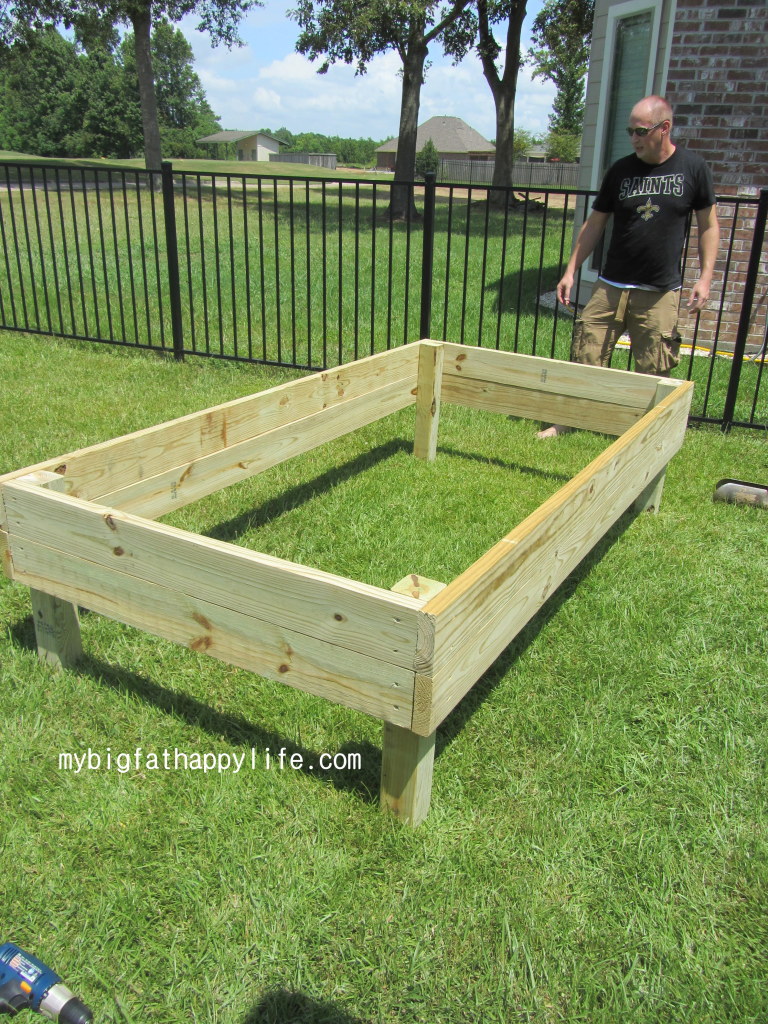 How to Make a Raised Garden Bed | mybigfathappylife.com