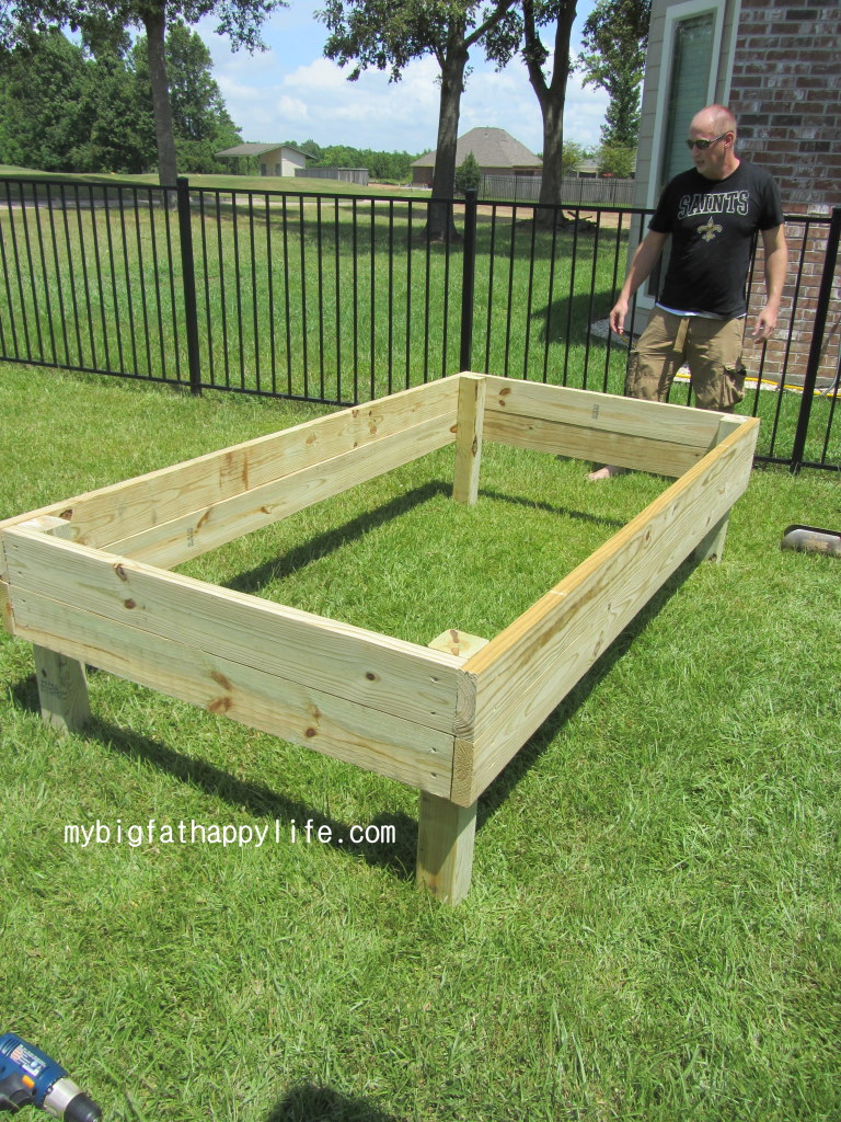 How to Make a Raised Garden Bed | mybigfathappylife.com