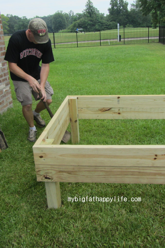How to Make a Raised Garden Bed | mybigfathappylife.com
