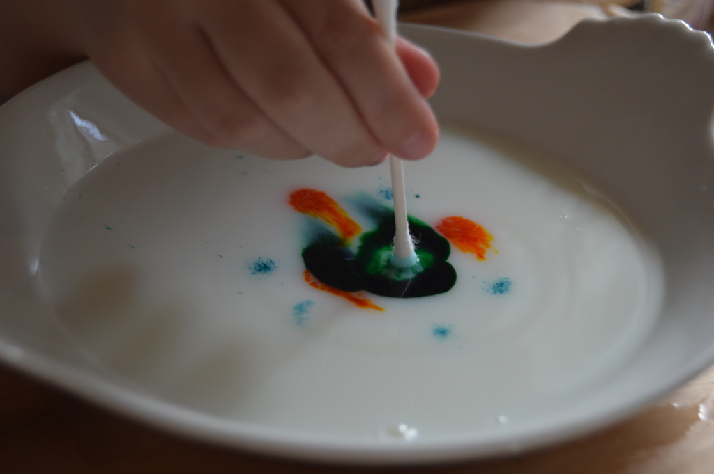 Science Activities for Preschoolers, STEM - walking water, milk and dishsoap, and baking soda and vinegar | mybigfathappylife.com