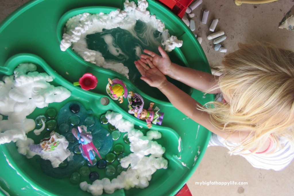 Fantasy Small World Play #imaginativeplay #Kidsactivities #messyplay | mybigfathappylife.com