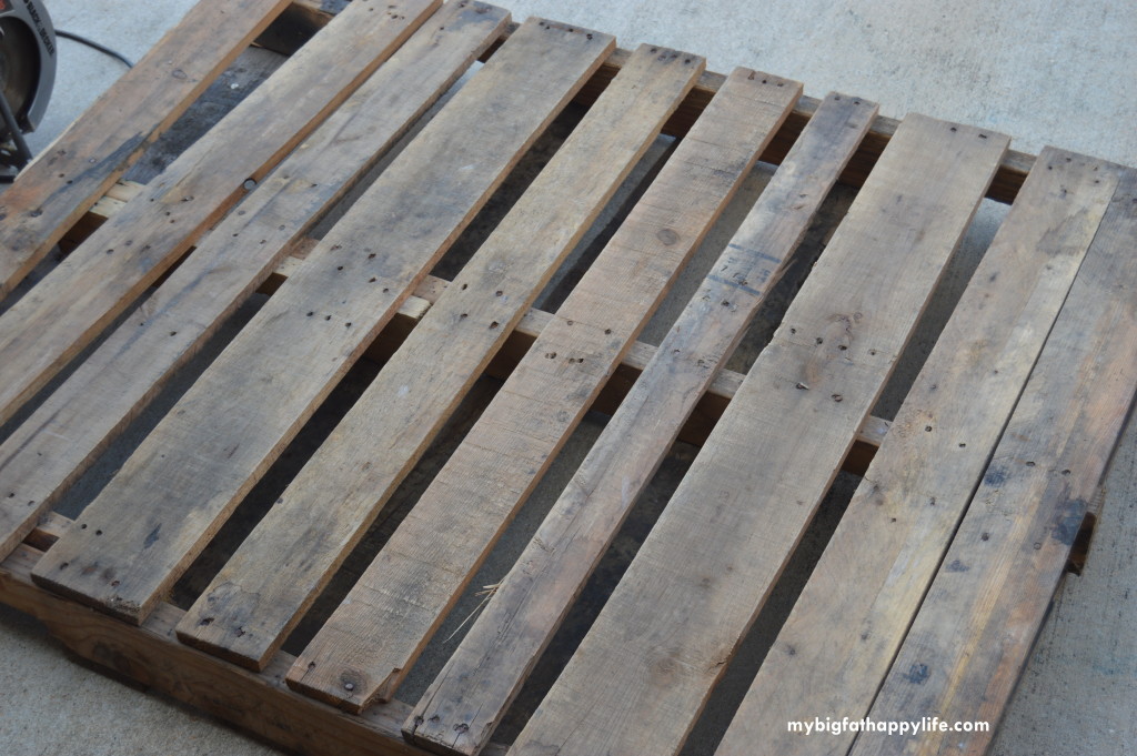 How to Make a Photo Backdrop From a Pallet; perfect for bloggers or Etsy sellers | mybigfathappylife.com