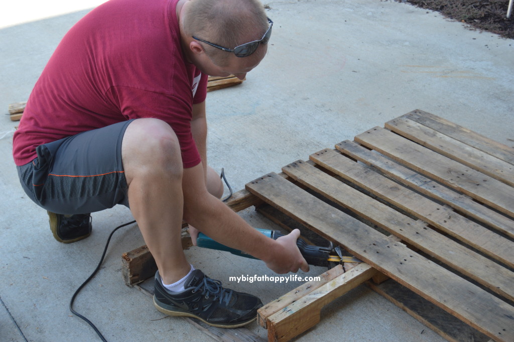 How to Make a Photo Backdrop From a Pallet; perfect for bloggers or Etsy sellers | mybigfathappylife.com