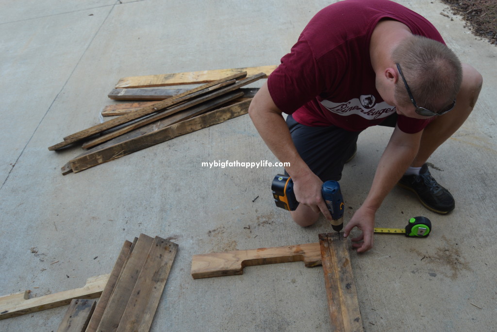 How to Make a Photo Backdrop From a Pallet; perfect for bloggers or Etsy sellers | mybigfathappylife.com