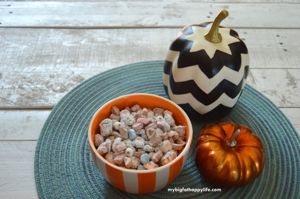 Monster Muddy Buddies #SpooktacularSnacks #GetYourBettyOn #ad | mybigfathappylife.com