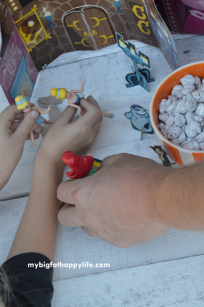 Monster Muddy Buddies #SpooktacularSnacks #GetYourBettyOn #ad | mybigfathappylife.com