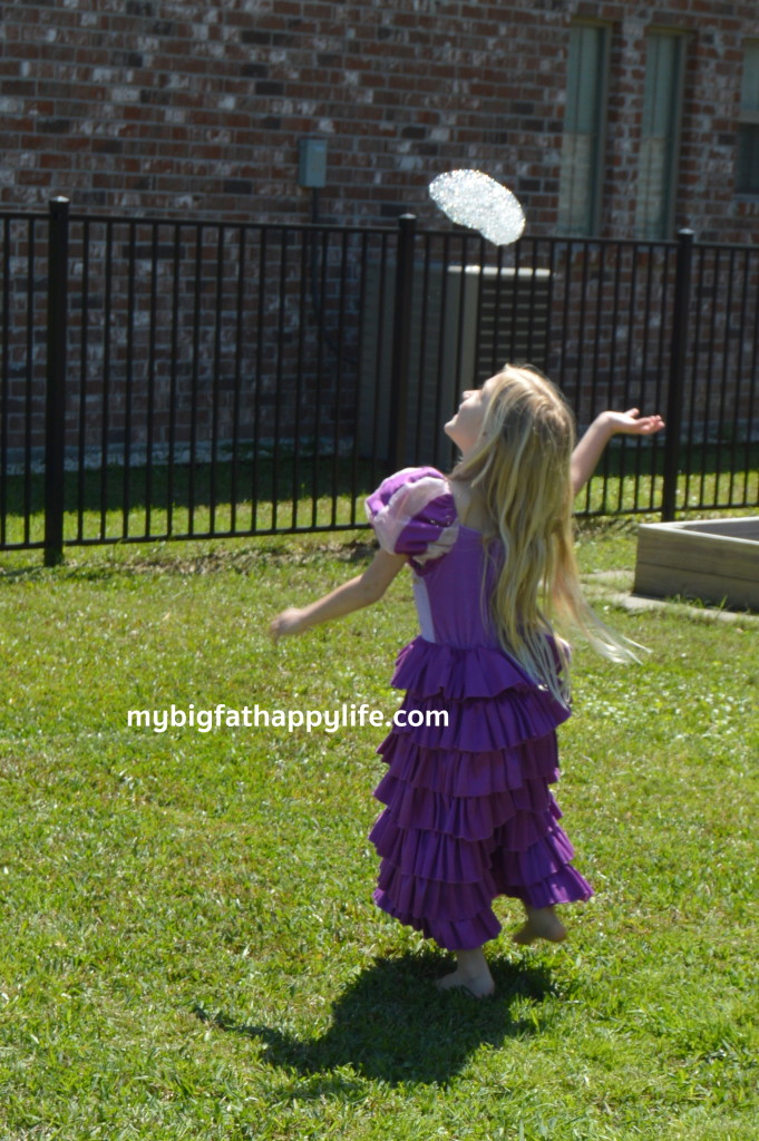 Outdoor Fun: How to make Bubble Snakes + learn about the new all® Fresh Clean Essentials - sulfate free #allEssentials #ad | mybigfathaappylife.com