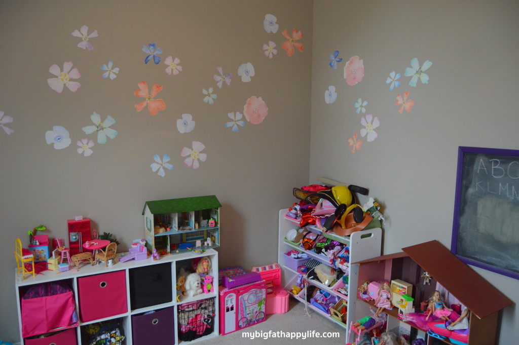 Tips for Decorating a Playroom with Fathead vinyl decals #ad | mybigfathappylife.com