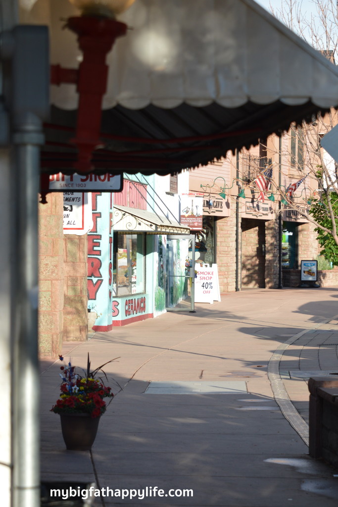 36 Hours in Manitou Springs, Colorado - From Red Rocks to Dinosaurs: One Perfect Day in Manitou Springs, Colorado for the whole family, see what I think is the perfect agenda. | mybigfathappylife.com