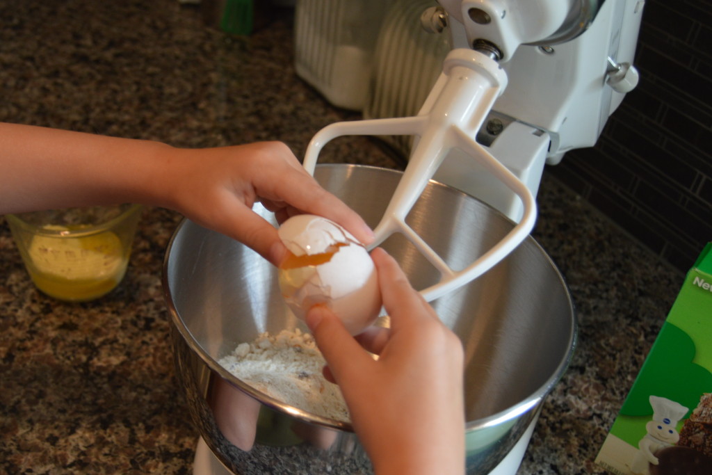 Why You Should Let Your Child Help in the Kitchen #FavoritesInAMix #ad | mybigfathappylife.com