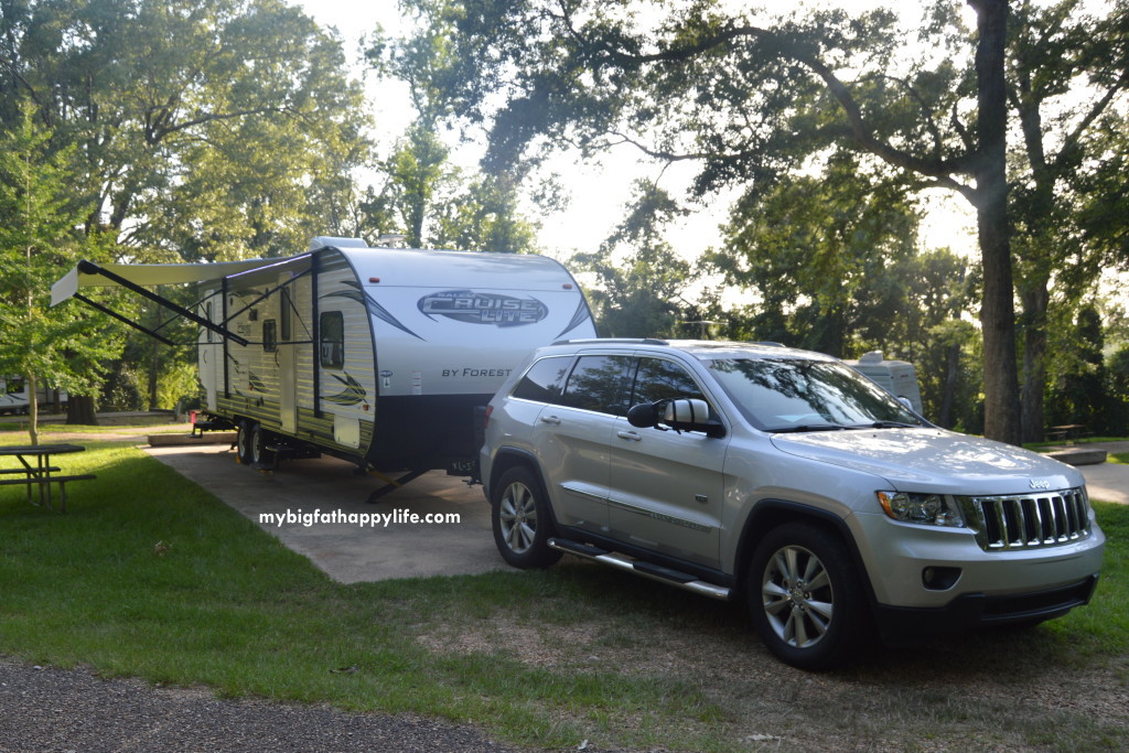 Jeep towing Camper #ad | mybigfathappylife.com