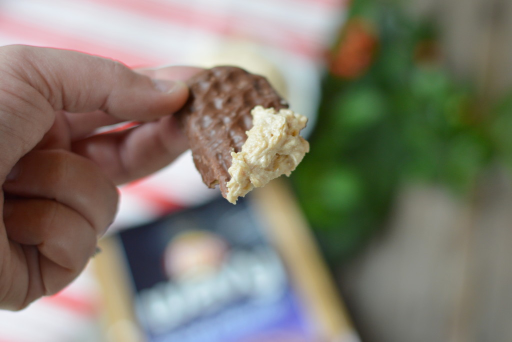 Fluffy Peanut Butter Dip with Chocolate Wavy Lays #SweetnSaltyHoliday #ad | mybigfathappylife.com