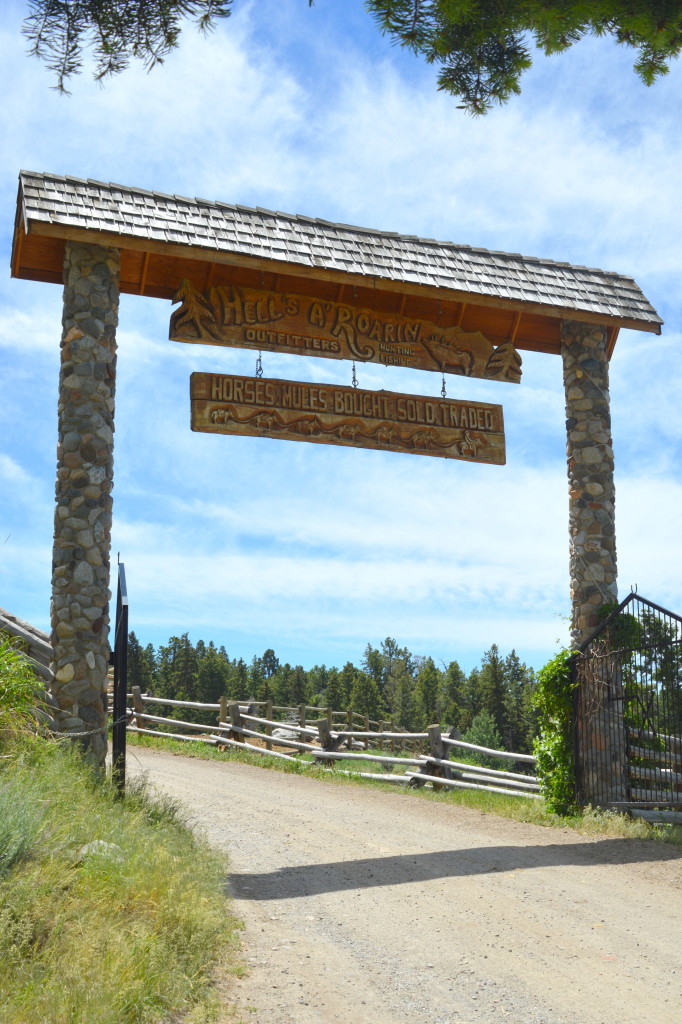 Horseback Riding / Trail Riding near Yellowstone National Park in Gardiner, MT | mybigfathappylife.com