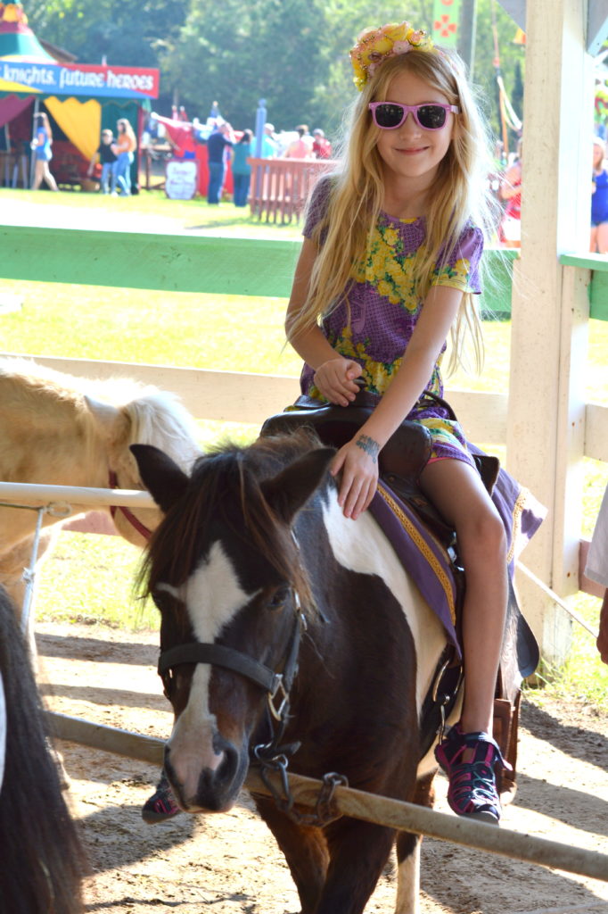 7 Tips for Visiting the Texas Renaissance Festival #texrenfest #hosted | mybigfathappylife.com