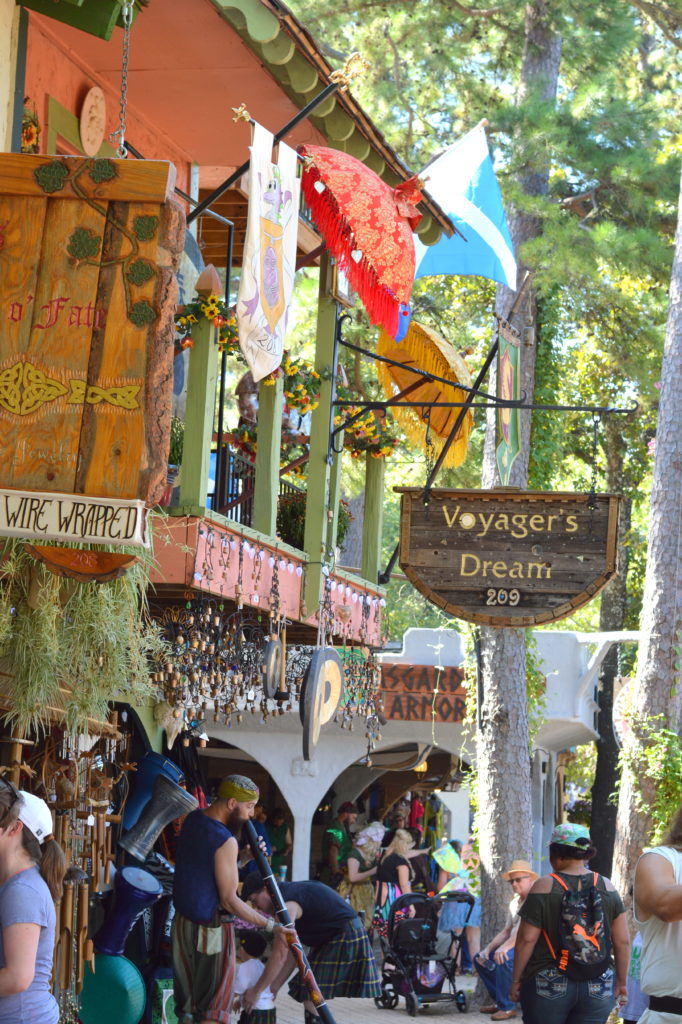 7 Tips for Visiting the Texas Renaissance Festival #texrenfest #hosted | mybigfathappylife.com