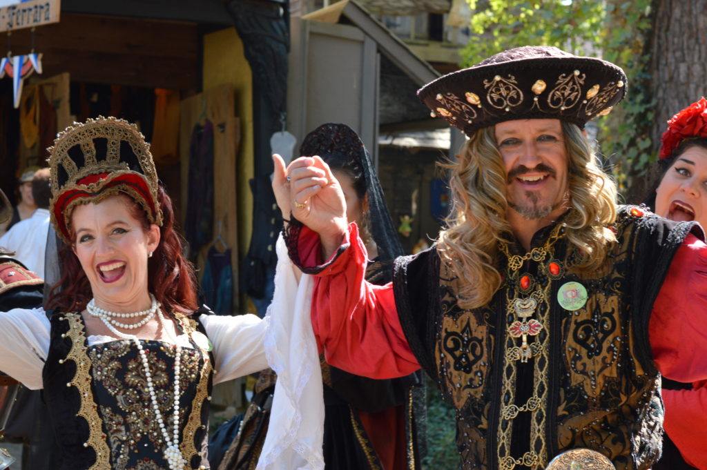 7 Tips for Visiting the Texas Renaissance Festival #texrenfest #hosted | mybigfathappylife.com