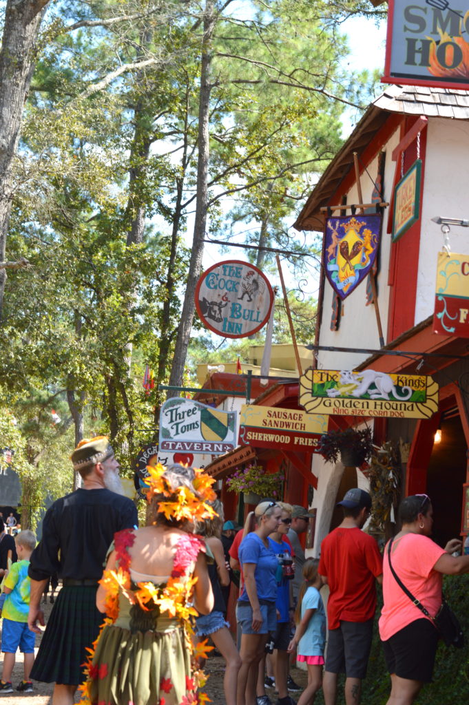 7 Tips for Visiting the Texas Renaissance Festival #texrenfest #hosted | mybigfathappylife.com