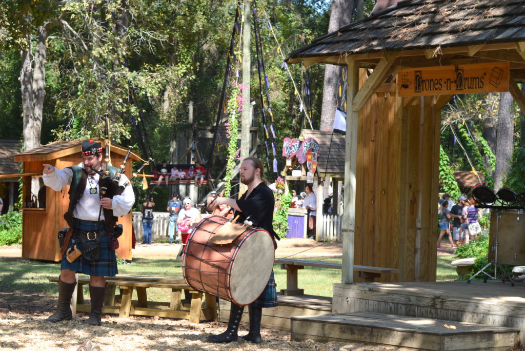 7 Tips for Visiting the Texas Renaissance Festival #texrenfest #hosted | mybigfathappylife.com