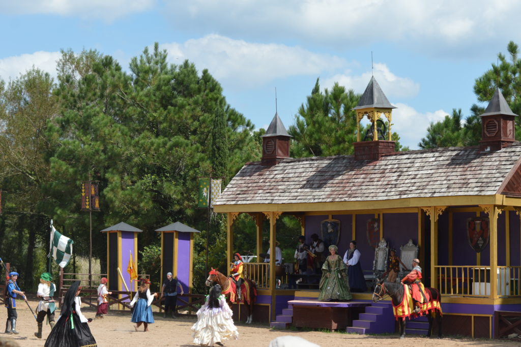 7 Tips for Visiting the Texas Renaissance Festival #texrenfest #hosted | mybigfathappylife.com