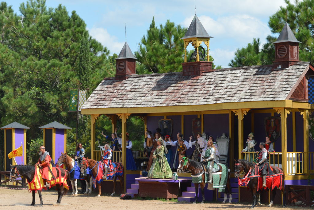 7 Tips for Visiting the Texas Renaissance Festival #texrenfest #hosted | mybigfathappylife.com