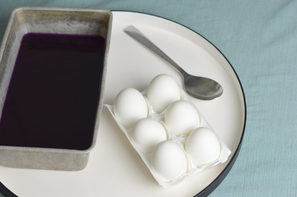 Easy natural dye for beautiful blue Easter eggs using red cabbage.