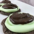Grasshopper Cookies – moist and thick chocolate cookies covered in fluffy mint frosting and topped with a rich chocolate ganache! 