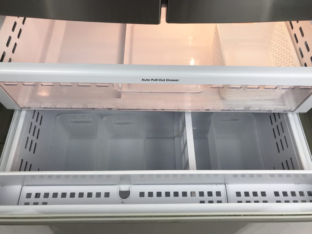 Is anyone else on a decluttering, organizing, and simplifying your life kick right now? Here are several tips on how to organize your freezer.