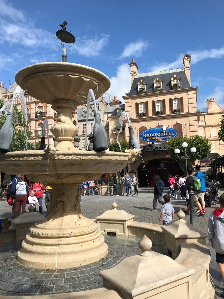 Everything you must see and do during your first visit to Disneyland Paris and Walt Disney Studios.