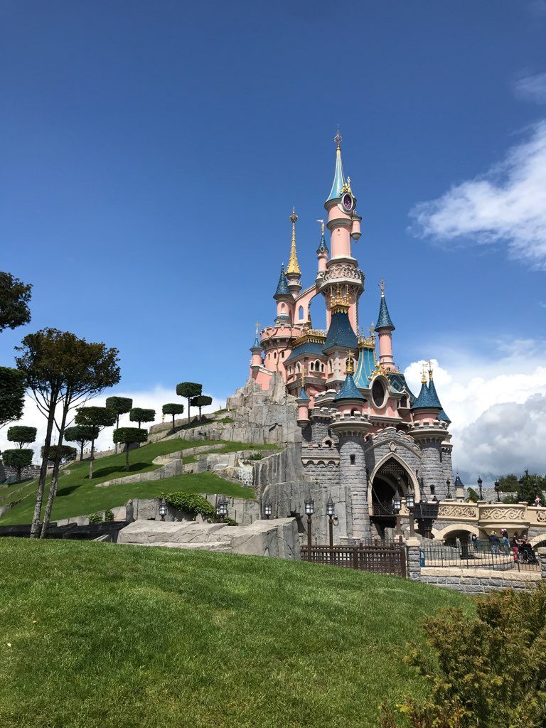 Everything you must see and do during your first visit to Disneyland Paris and Walt Disney Studios.