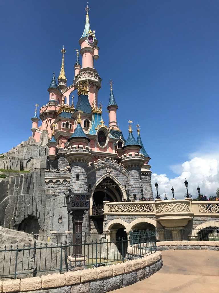 Everything you must see and do during your first visit to Disneyland Paris and Walt Disney Studios.