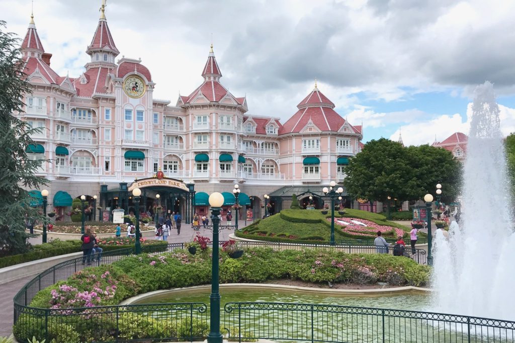 Everything you must see and do during your first visit to Disneyland Paris and Walt Disney Studios.