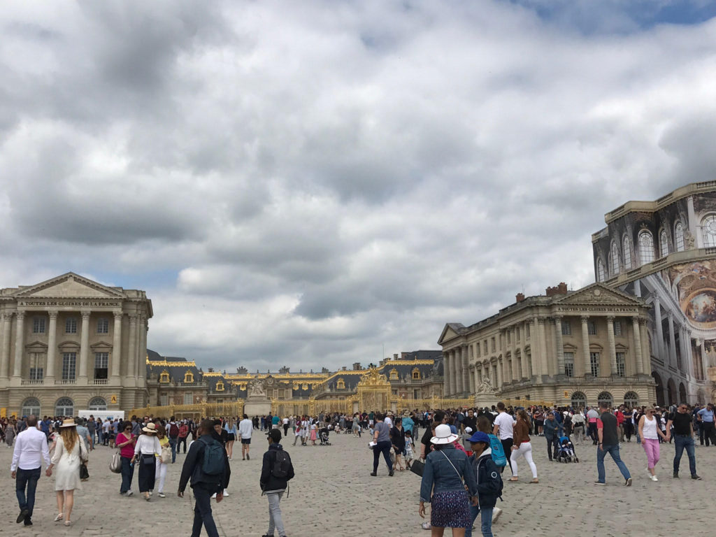 Are you looking for the perfect 4 days in Paris itinerary?  Well, I've got you covered! Plus bonus ideas of places to day trip to from Paris if you decide to spend more than 4 days in the city.