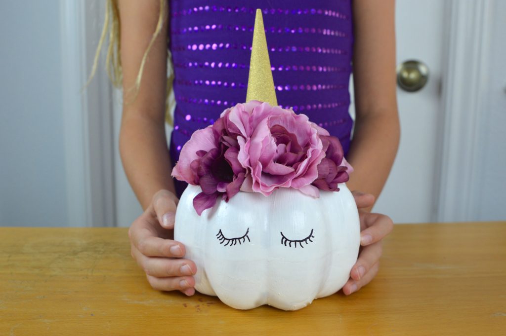 Do you LOVE Unicorns as much as my daughter? Then you are going to love this quick and easy DIY Floral Unicorn Pumpkin craft for Halloween.
