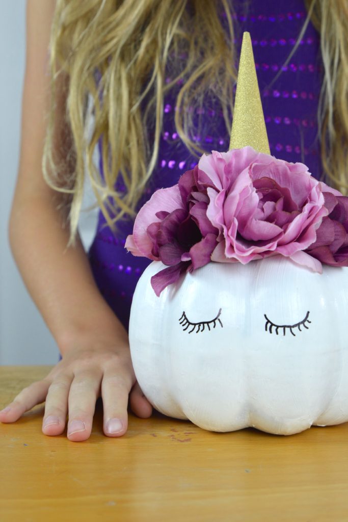 Do you LOVE Unicorns as much as my daughter? Then you are going to love this quick and easy DIY Floral Unicorn Pumpkin craft for Halloween.