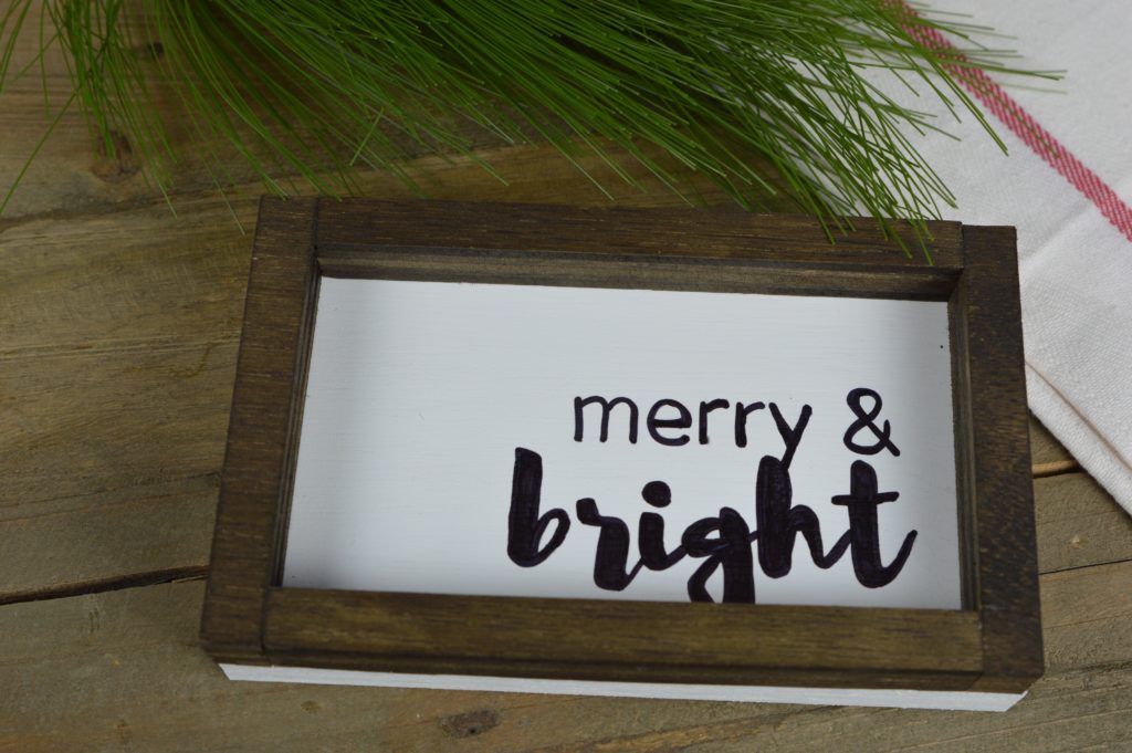 Making a DIY wood sign is easier to than you might think! Here’s a great tutorial for how you can make your own wood Christmas sign for your home.